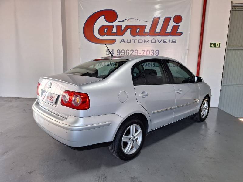 VOLKSWAGEN - POLO SEDAN - 2010/2011 - Prata - R$ 39.900,00