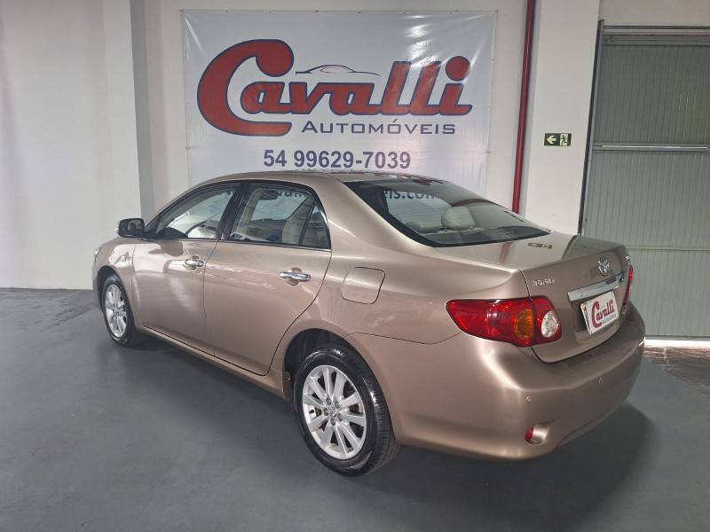 TOYOTA - COROLLA - 2010/2011 - Bege - R$ 66.900,00