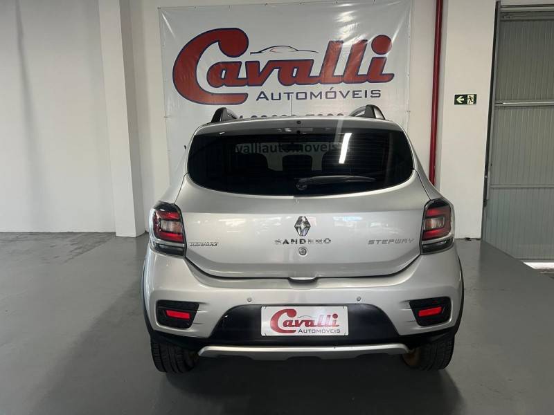 RENAULT - SANDERO - 2015/2015 - Prata - R$ 45.900,00