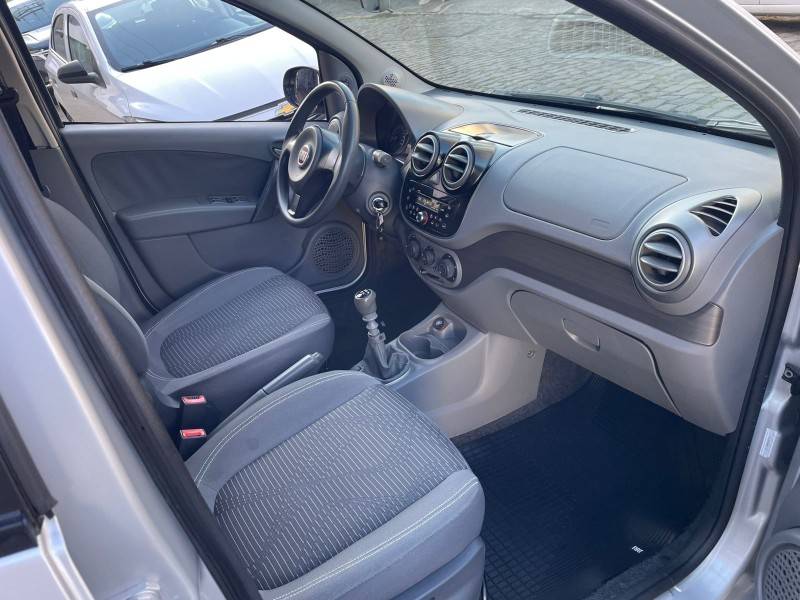 FIAT - PALIO - 2014/2014 - Prata - R$ 38.900,00
