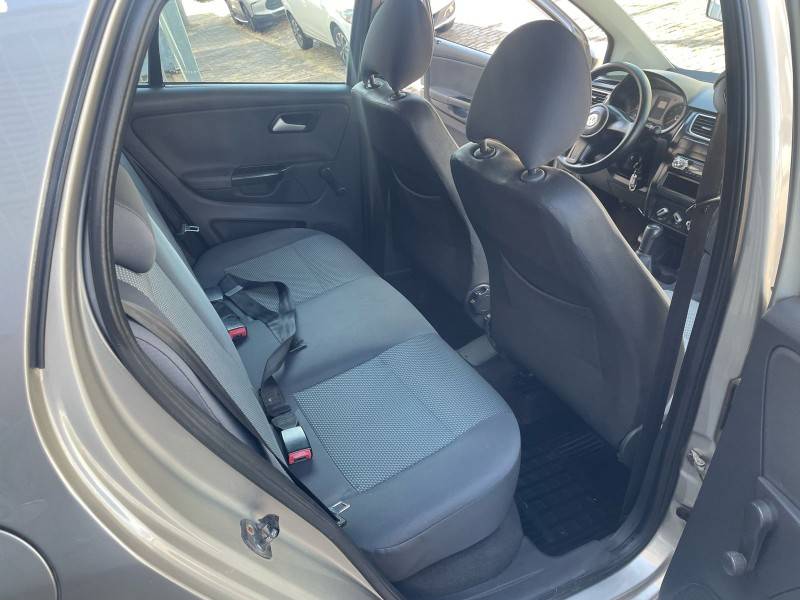 VOLKSWAGEN - FOX - 2010/2011 - Prata - R$ 32.900,00