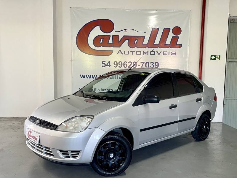 FORD - FIESTA - 2004/2005 - Prata - R$ 24.900,00