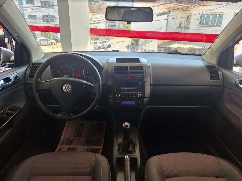 VOLKSWAGEN - POLO SEDAN - 2010/2011 - Prata - R$ 39.900,00