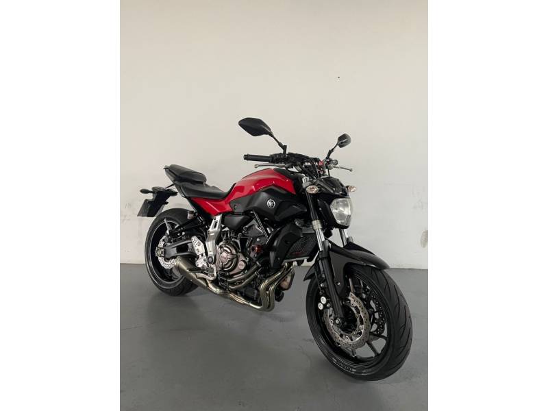 YAMAHA - MT - 2015/2016 - Vermelha - R$ 37.900,00