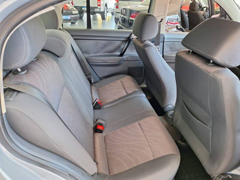 VOLKSWAGEN - POLO SEDAN - 2010/2011 - Prata - R$ 39.900,00