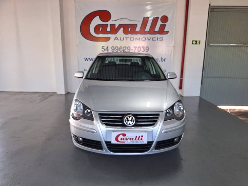 VOLKSWAGEN - POLO SEDAN - 2010/2011 - Prata - R$ 39.900,00