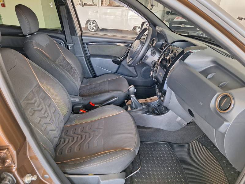 RENAULT - DUSTER - 2016/2017 - Marrom - R$ 67.900,00