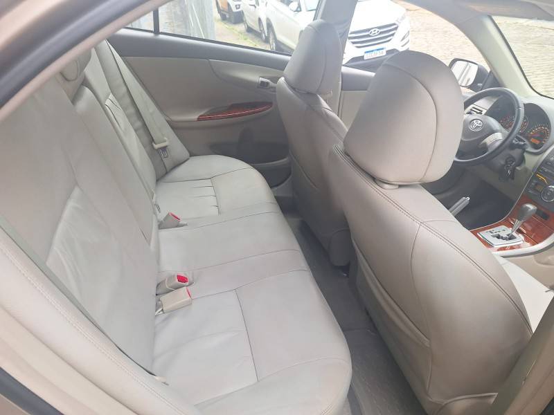 TOYOTA - COROLLA - 2010/2011 - Bege - R$ 66.900,00