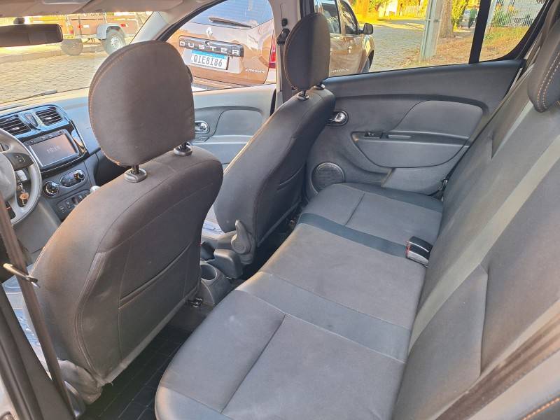 RENAULT - SANDERO - 2015/2015 - Prata - R$ 45.900,00