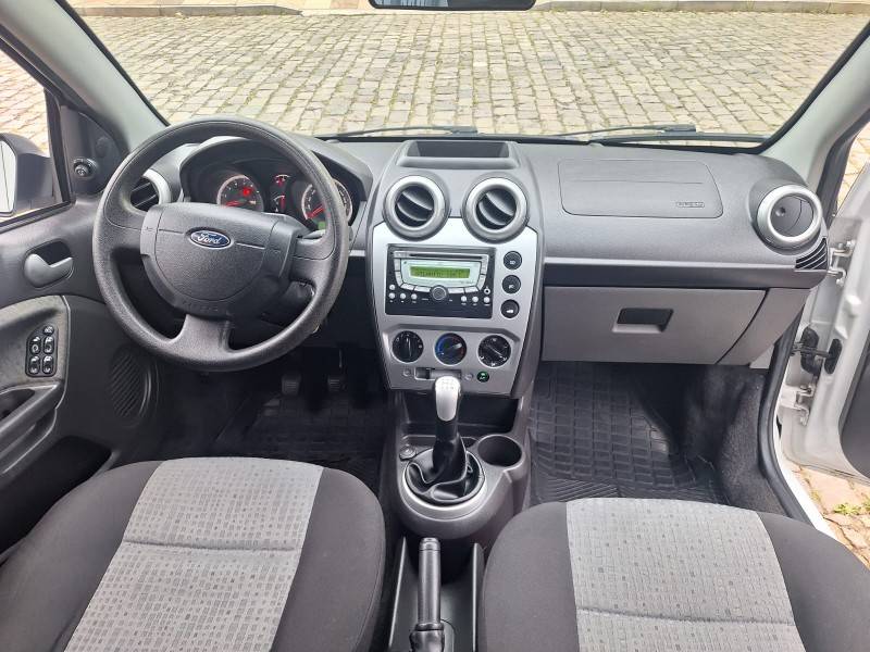 FORD - FIESTA - 2012/2013 - Branca - R$ 34.900,00
