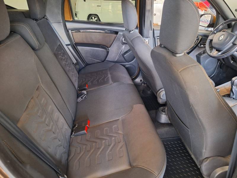 RENAULT - DUSTER - 2016/2017 - Marrom - R$ 67.900,00