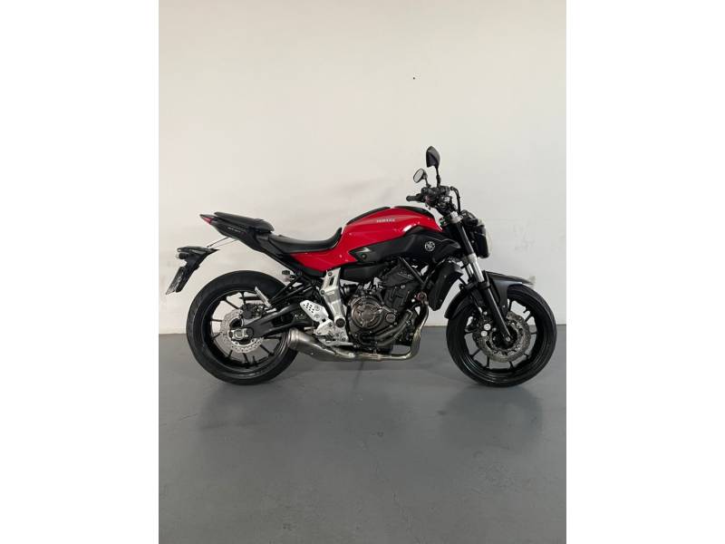 YAMAHA - MT - 2015/2016 - Vermelha - R$ 37.900,00