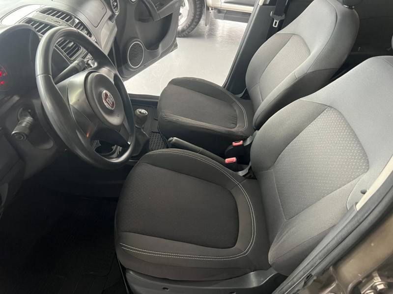 FIAT - GRAND SIENA - 2014/2015 - Cinza - R$ 40.900,00