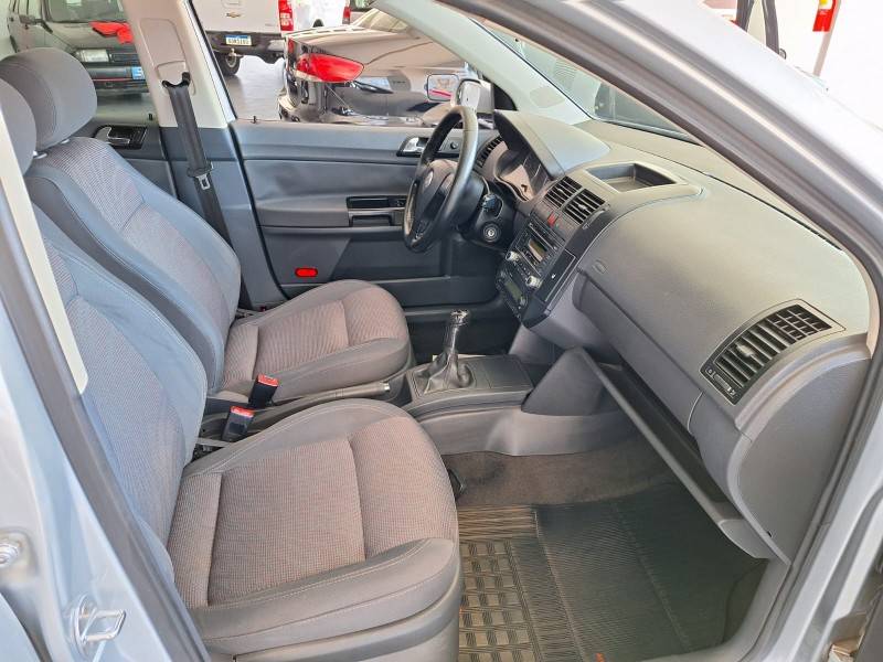 VOLKSWAGEN - POLO SEDAN - 2010/2011 - Prata - R$ 39.900,00