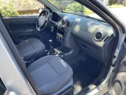 FORD - FIESTA - 2004/2005 - Prata - R$ 24.900,00
