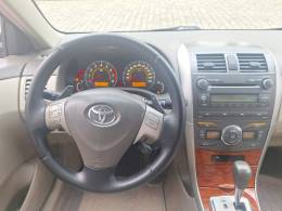 TOYOTA - COROLLA - 2010/2011 - Bege - R$ 66.900,00
