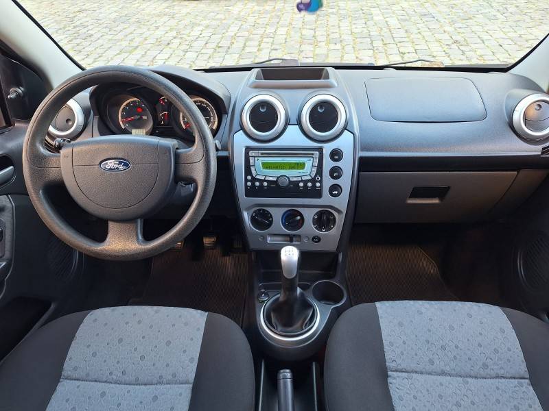 FORD - FIESTA - 2010/2011 - Preta - R$ 32.900,00