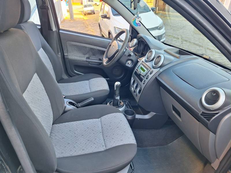 FORD - FIESTA - 2010/2011 - Preta - R$ 32.900,00