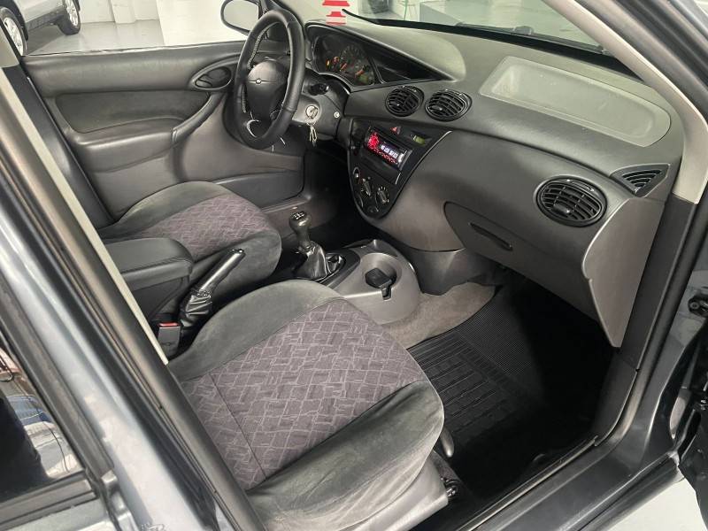 FORD - FOCUS - 2003/2003 - Cinza - R$ 19.900,00