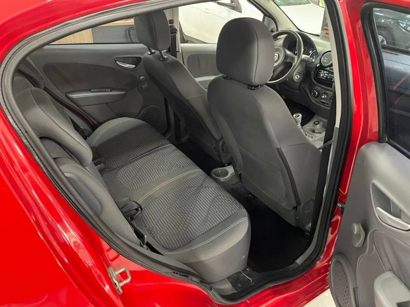 FIAT - PALIO - 2014/2015 - Vermelha - R$ 39.900,00