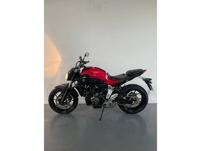 YAMAHA - MT - 2015/2016 - Vermelha - R$ 37.900,00