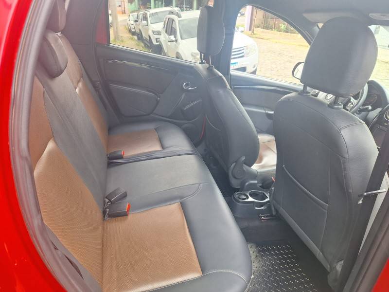 RENAULT - DUSTER - 2015/2016 - Vermelha - R$ 59.900,00