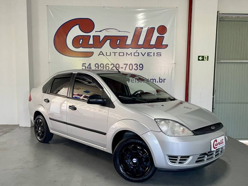 FORD - FIESTA - 2004/2005 - Prata - R$ 24.900,00