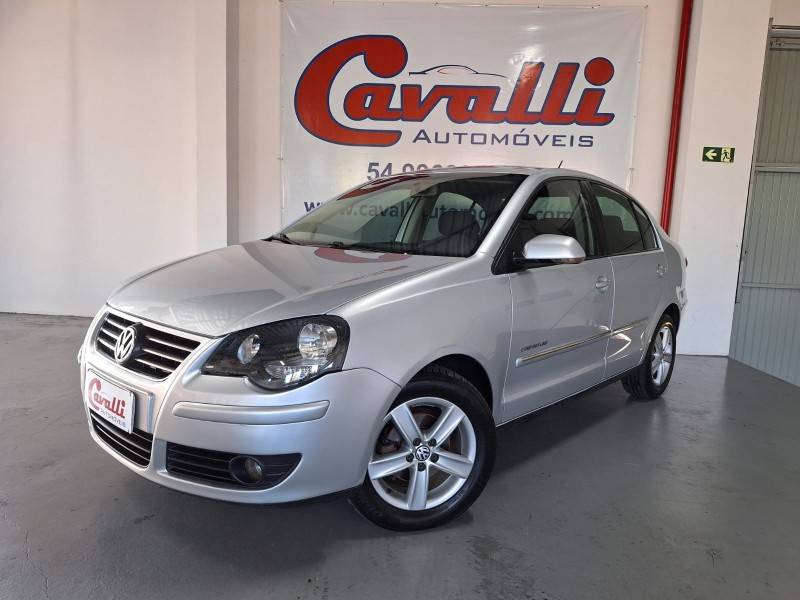 VOLKSWAGEN - POLO SEDAN - 2010/2011 - Prata - R$ 39.900,00