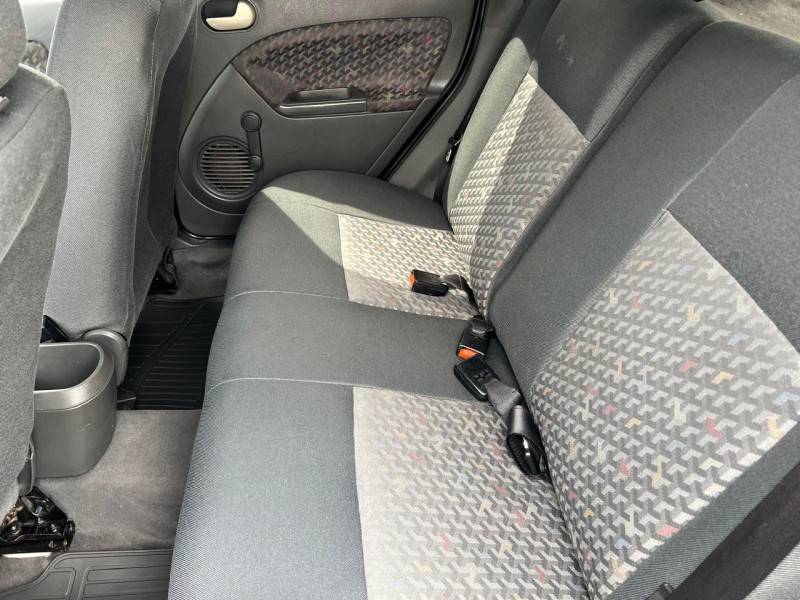 FORD - FIESTA - 2002/2003 - Prata - R$ 17.900,00