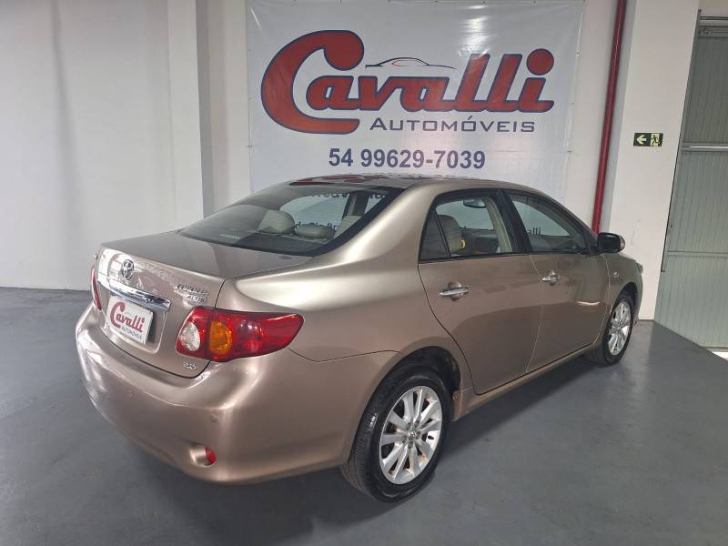 TOYOTA - COROLLA - 2010/2011 - Bege - R$ 66.900,00