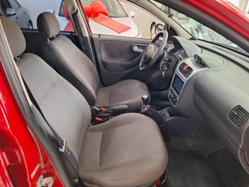 CHEVROLET - CORSA - 2010/2011 - Vermelha - R$ 33.900,00