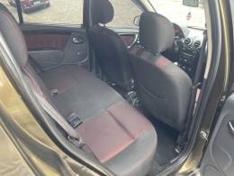 RENAULT - SANDERO - 2012/2013 - Verde - R$ 41.900,00