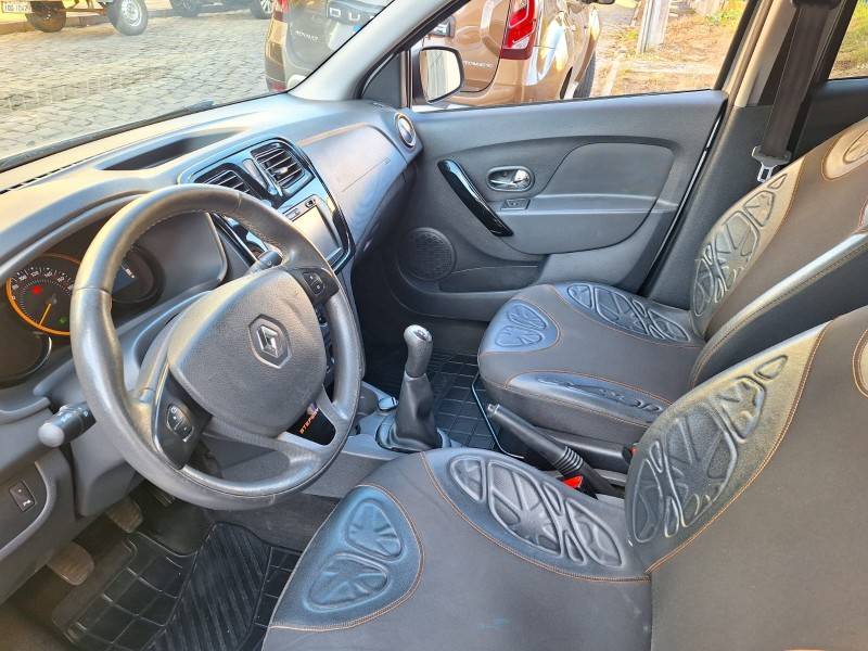 RENAULT - SANDERO - 2015/2015 - Prata - R$ 45.900,00