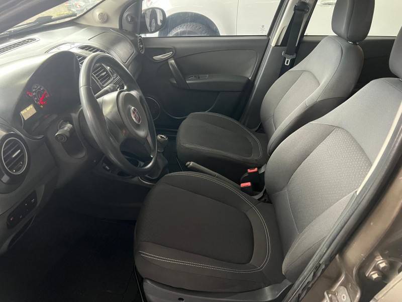 FIAT - GRAND SIENA - 2014/2015 - Cinza - R$ 40.900,00