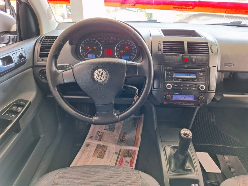 VOLKSWAGEN - POLO SEDAN - 2010/2011 - Prata - R$ 39.900,00