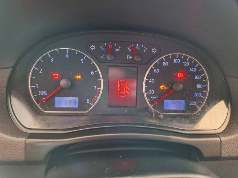 VOLKSWAGEN - POLO SEDAN - 2010/2011 - Prata - R$ 39.900,00