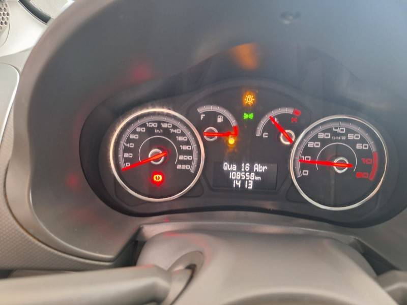 FIAT - PALIO - 2013/2014 - Vermelha - R$ 33.900,00