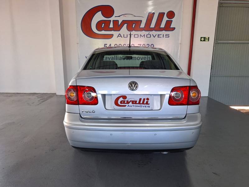 VOLKSWAGEN - POLO SEDAN - 2010/2011 - Prata - R$ 39.900,00