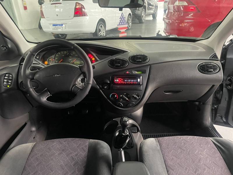 FORD - FOCUS - 2003/2003 - Cinza - R$ 19.900,00