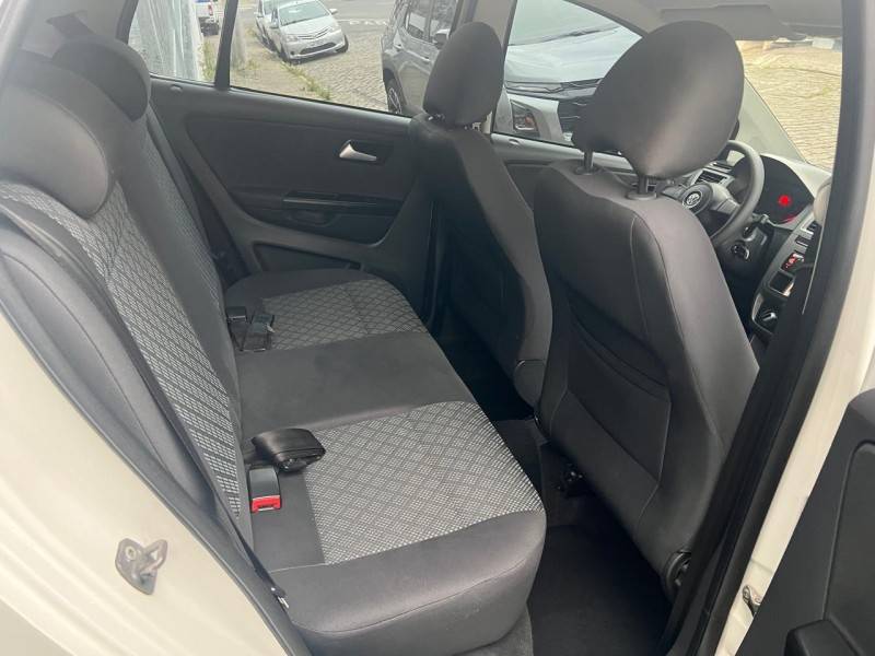 VOLKSWAGEN - FOX - 2014/2015 - Branca - R$ 43.900,00