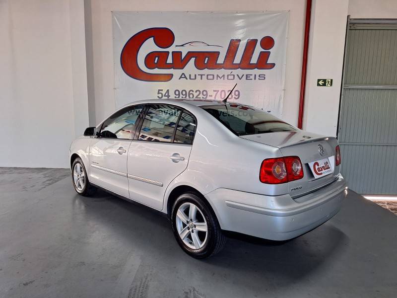 VOLKSWAGEN - POLO SEDAN - 2010/2011 - Prata - R$ 39.900,00