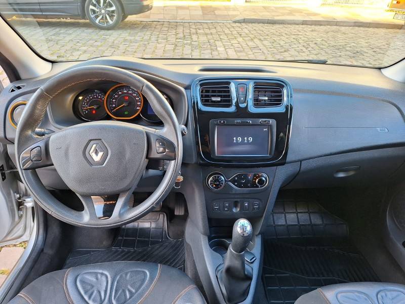RENAULT - SANDERO - 2015/2015 - Prata - R$ 45.900,00