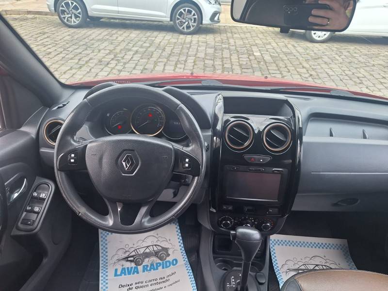 RENAULT - DUSTER - 2015/2016 - Vermelha - R$ 59.900,00