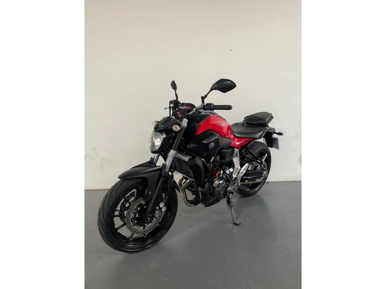 YAMAHA - MT - 2015/2016 - Vermelha - R$ 37.900,00